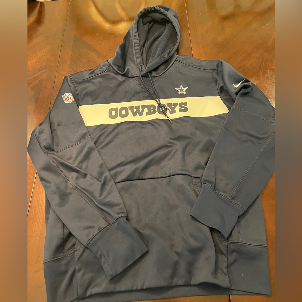 Men’s NFL on Field apparel/Nike Cowboys hoodie. Size medium. EUC
